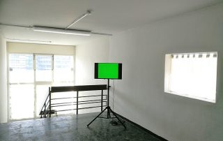 Auf einem Bildschirm sieht man einen grünen Screen.