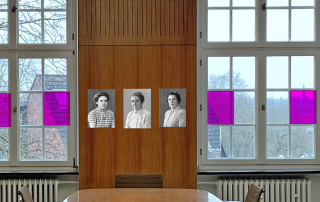 Drei Frauen-Porträts hängen an einer Wand. DIe Frauen zwischen 30 und 50 Jahre schauen in die Kamera.