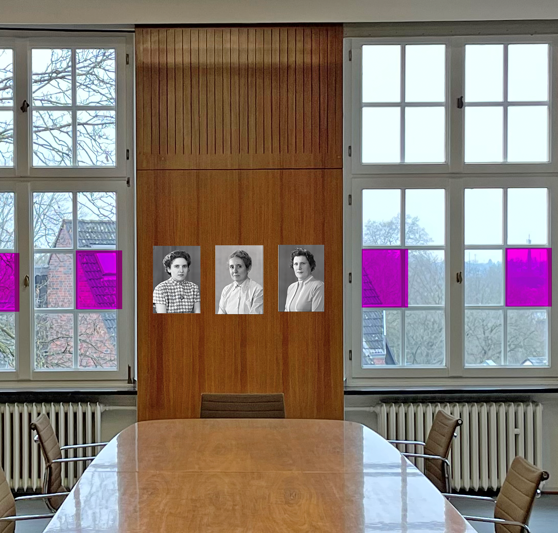 Drei Frauen-Porträts hängen an einer Wand. DIe Frauen zwischen 30 und 50 Jahre schauen in die Kamera.