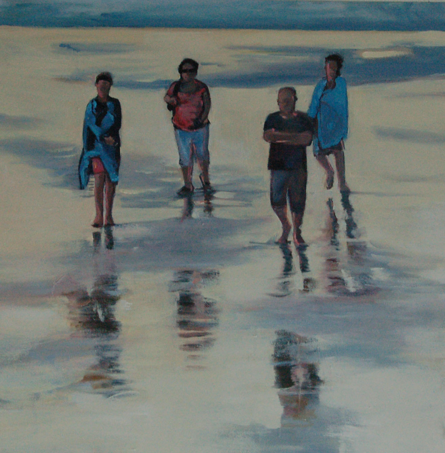Vier Menschen laufen einen Strand entlang