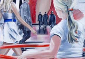 Frauen machen Hula Hoop.