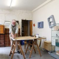 Der Künstler Wolfgang Hahn in seinem Atelier bei der Arbeit
