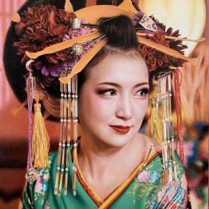 Japanische Frau in Kimono und mit traditionellem Kopfschmuck