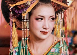 Japanische Frau in Kimono und mit traditionellem Kopfschmuck
