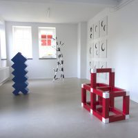 Blick in einen Ausstellungsraum mit drei Skulpturen
