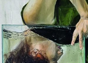 Eine Frau steckt ihren Kopf in einen Eimer Wasser