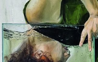 Eine Frau steckt ihren Kopf in einen Eimer Wasser