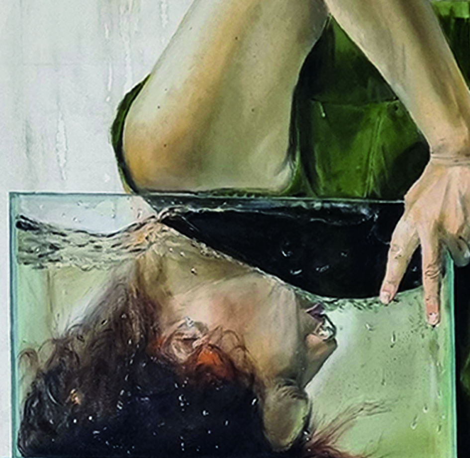Eine Frau steckt ihren Kopf in einen Eimer Wasser