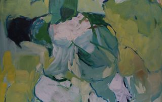 Eine Person liegt auf dem Boden in einer grünen Wasserpfütze