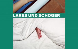 Zwei Fotos stehen untereinander: Auf dem ersten Bild eine Hand mit Zigaretten. Auf dem zweiten Ein Fuß, der aus einer Decke schaut.