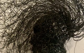 Ein aus Draht geformter Kopf.