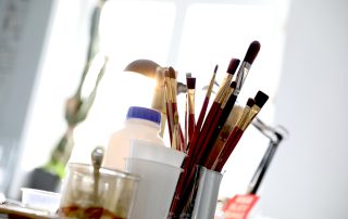Symbolbild: Pinsel in einem Atelier