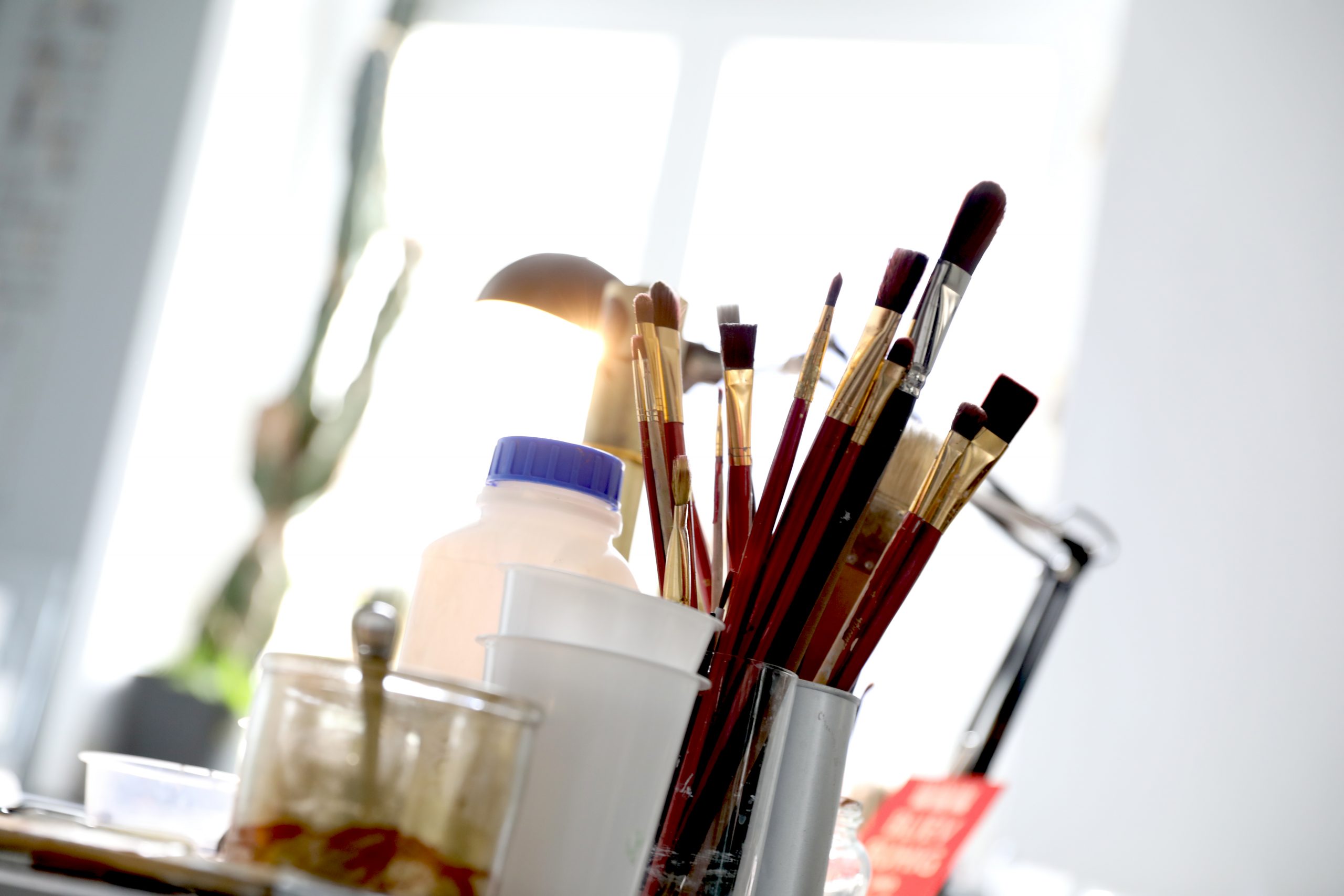 Symbolbild: Pinsel in einem Atelier