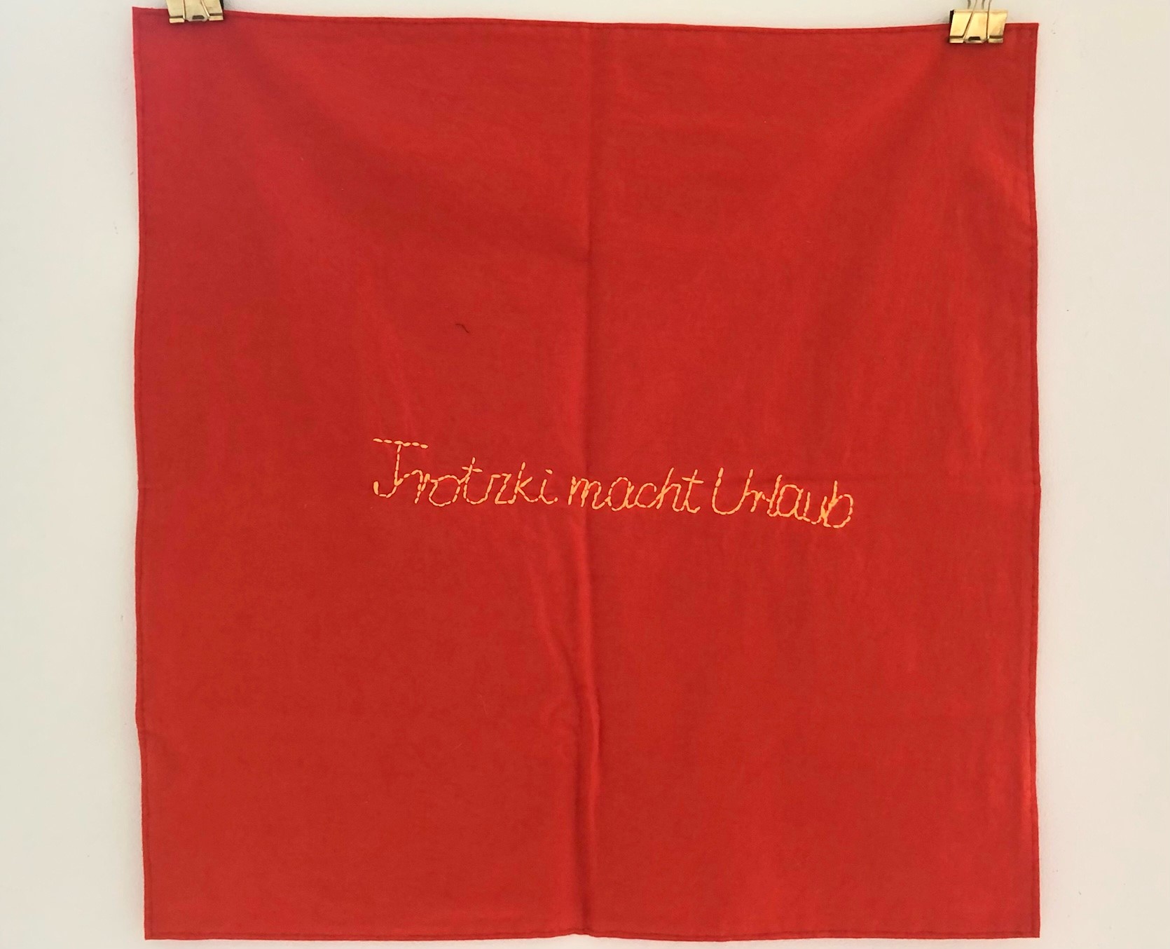 Ein Banner auf dem "Trotzki macht Urlaub" gestickt ist