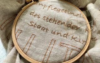 Ein textiles Kunstwerk in Arbeit