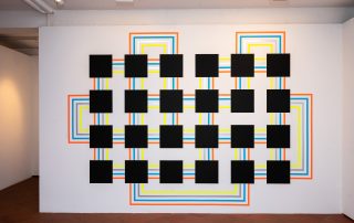 Eine Wandmalerei mit Quadraten und Linien, die diese verbinden.
