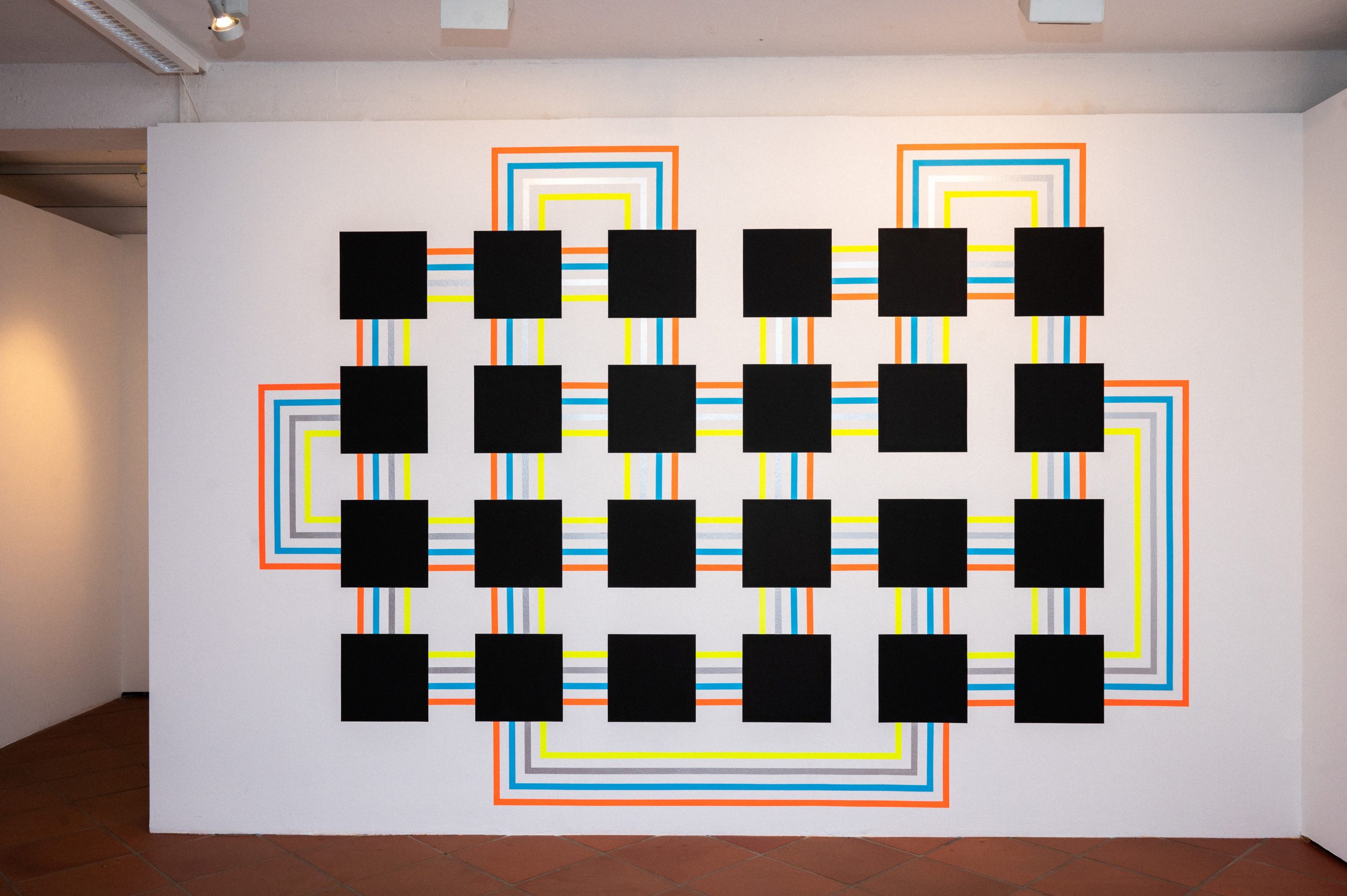 Eine Wandmalerei mit Quadraten und Linien, die diese verbinden.