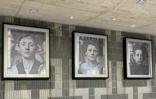 Fotografien von drei Kindern kleben an drei Fensterscheiben