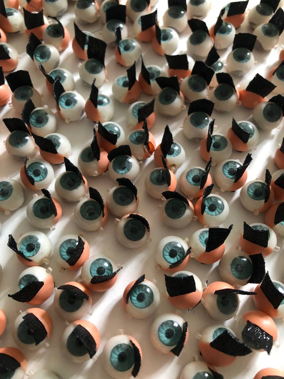Ein Kunstwerk mit mehreren Augen aus Plastik.
