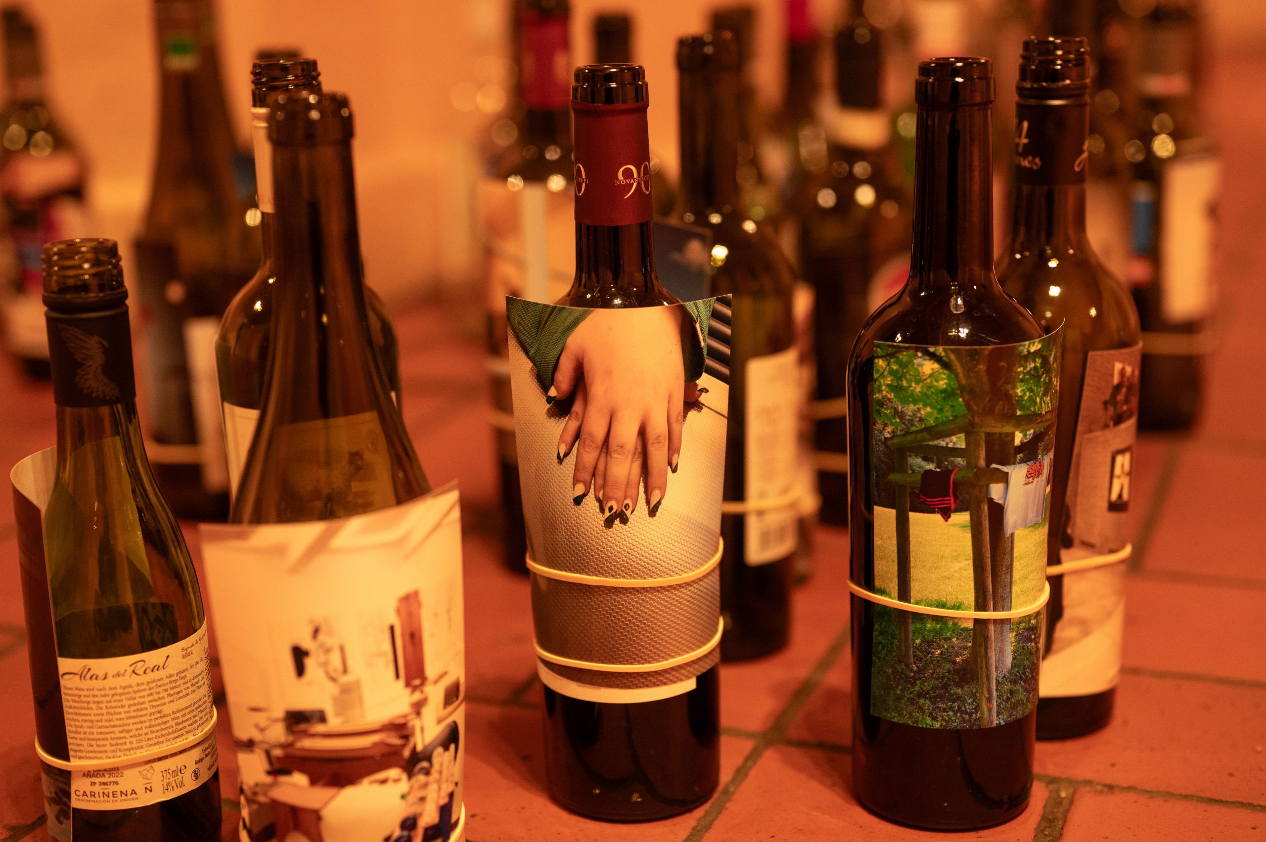 Weinflaschen sind mit Fotos ummantelt
