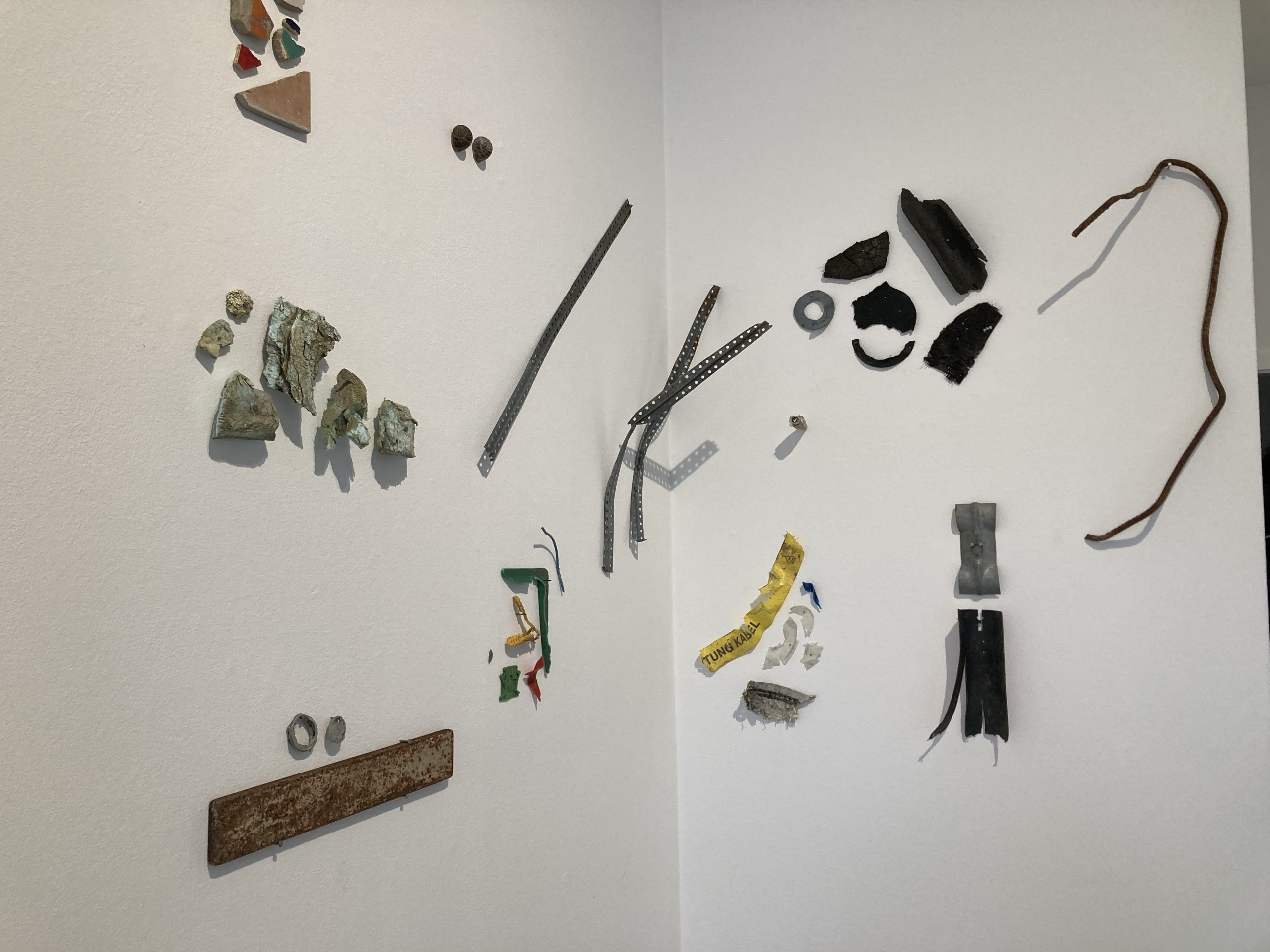 Verschiedene Materialien sind an einer Wand montiert